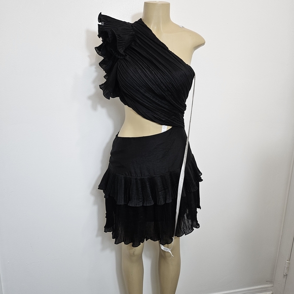 Elliatt Black One-Shoulder Mini Dress - Picture 5 of 12
